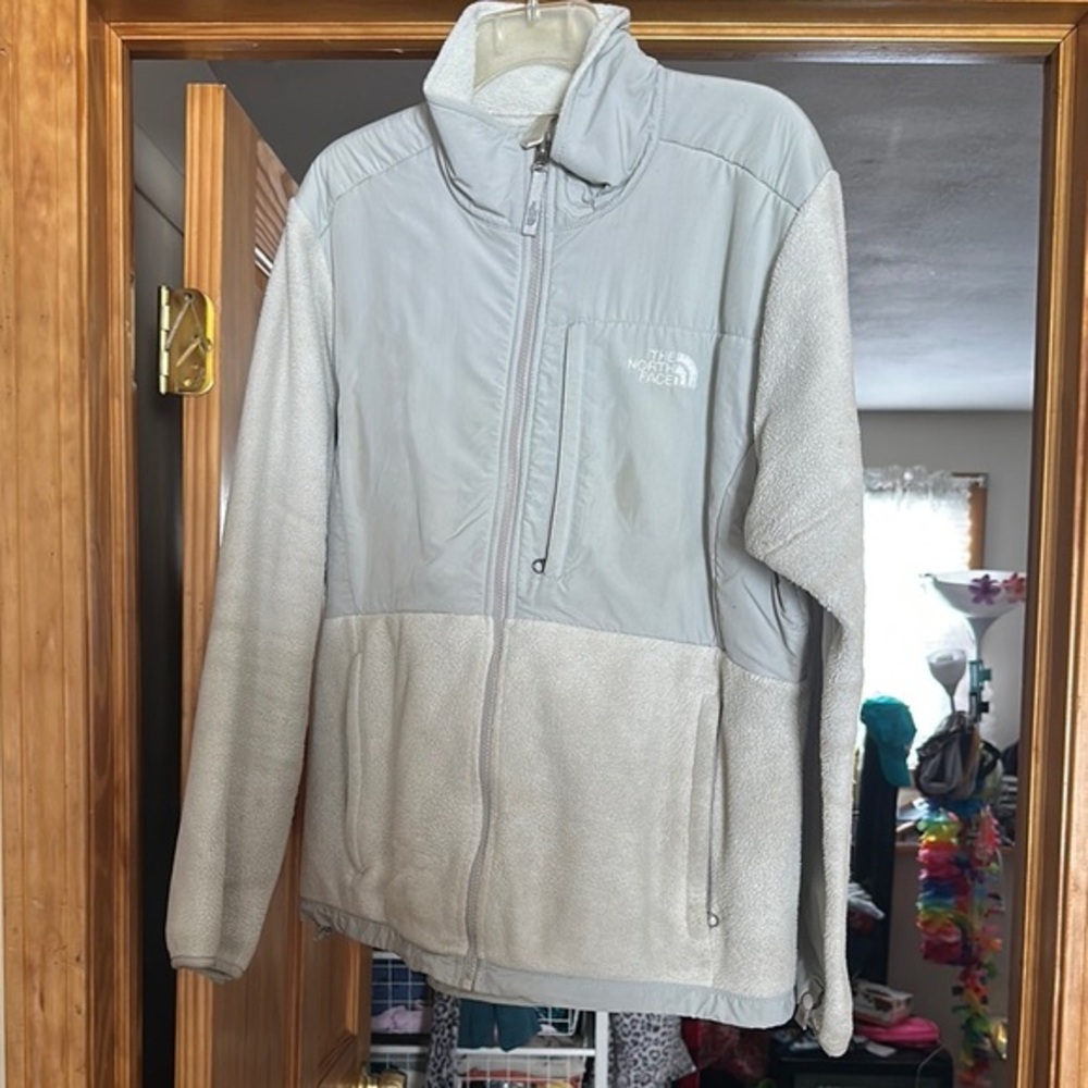 The North Face Gray and Cream Ski Jacket with Fleece Warmth